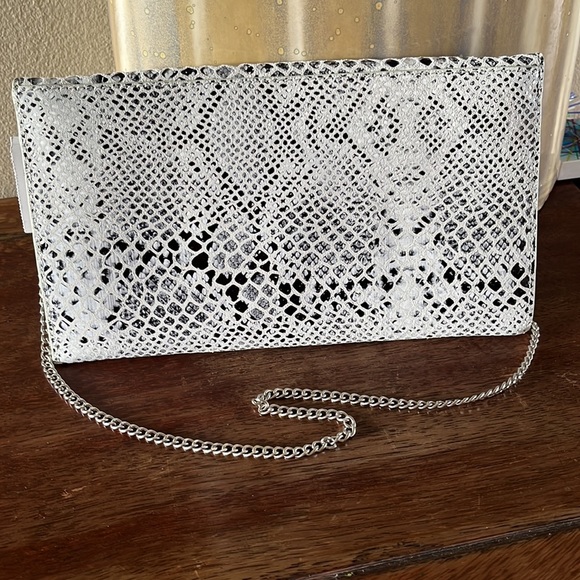 NWT  EXPRESS Silver/gray/black snake print clutch - Picture 4 of 8